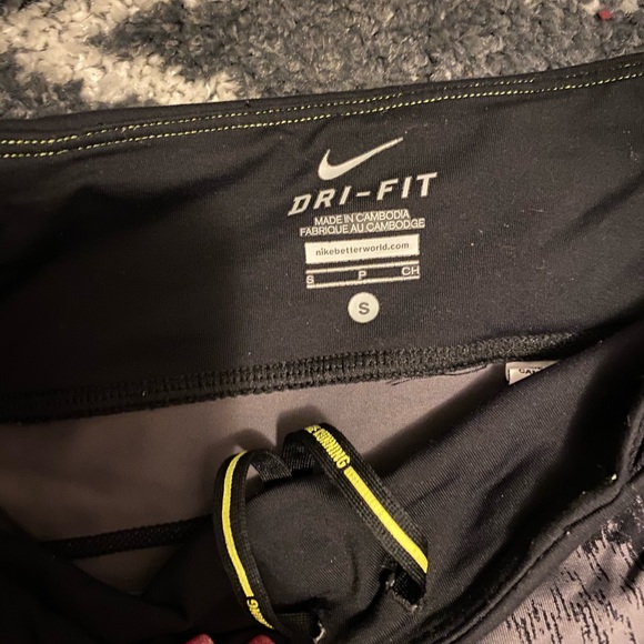 GRAY & BLACK SNAKE PRINT NIKE LEGGINGS - Picture 3 of 3